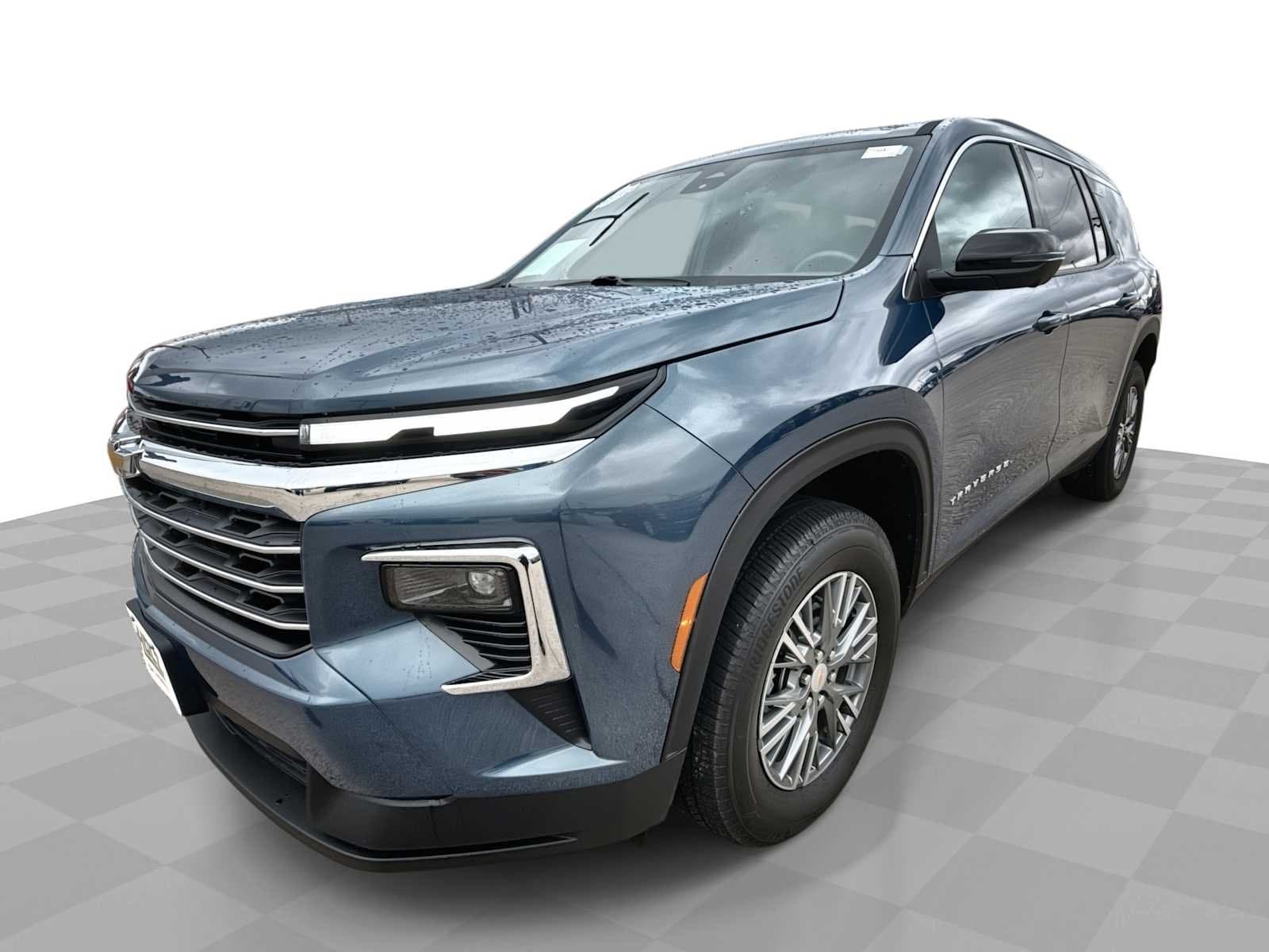 2025 Chevrolet Traverse Base — photo 1 of 33