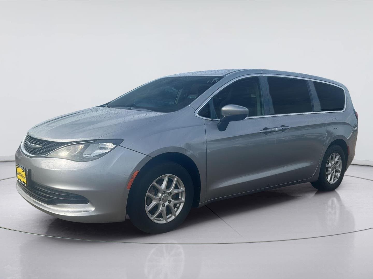2017 Chrysler Pacifica Touring — photo 1 of 11