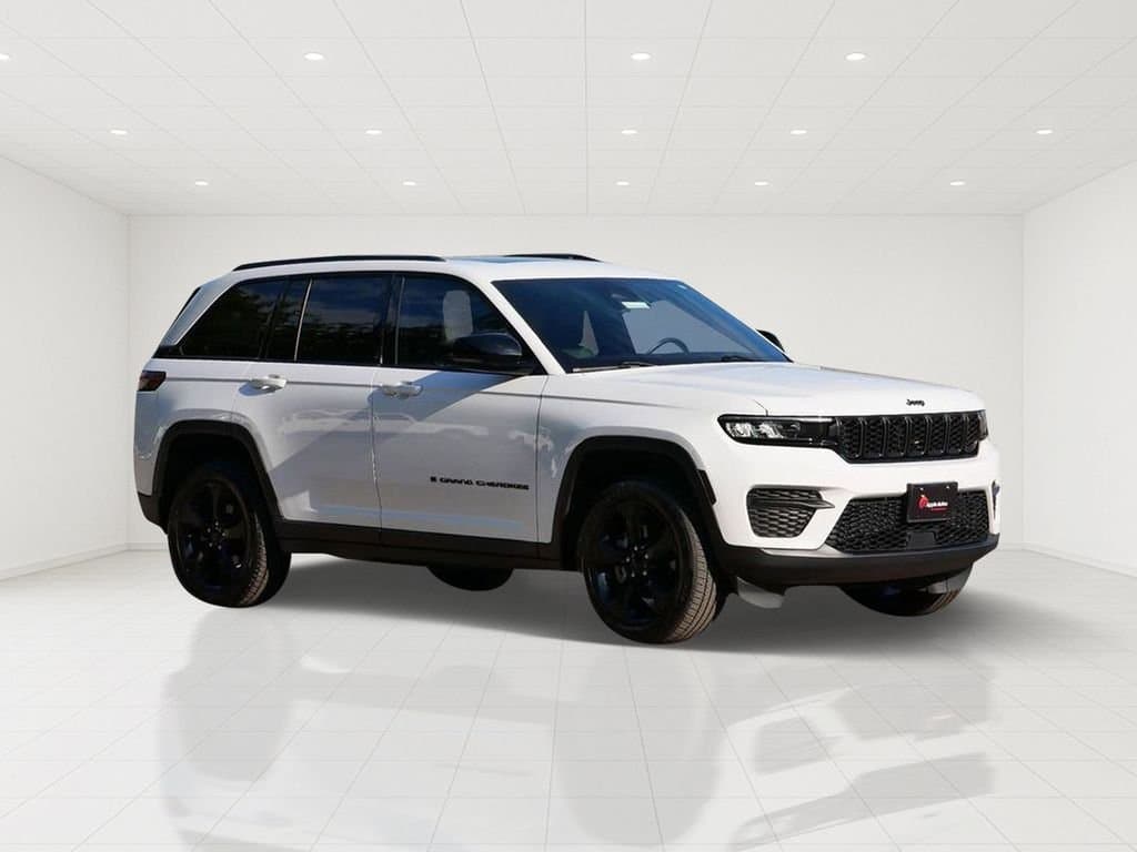 2022 Jeep Grand Cherokee Altitude — photo 1 of 30