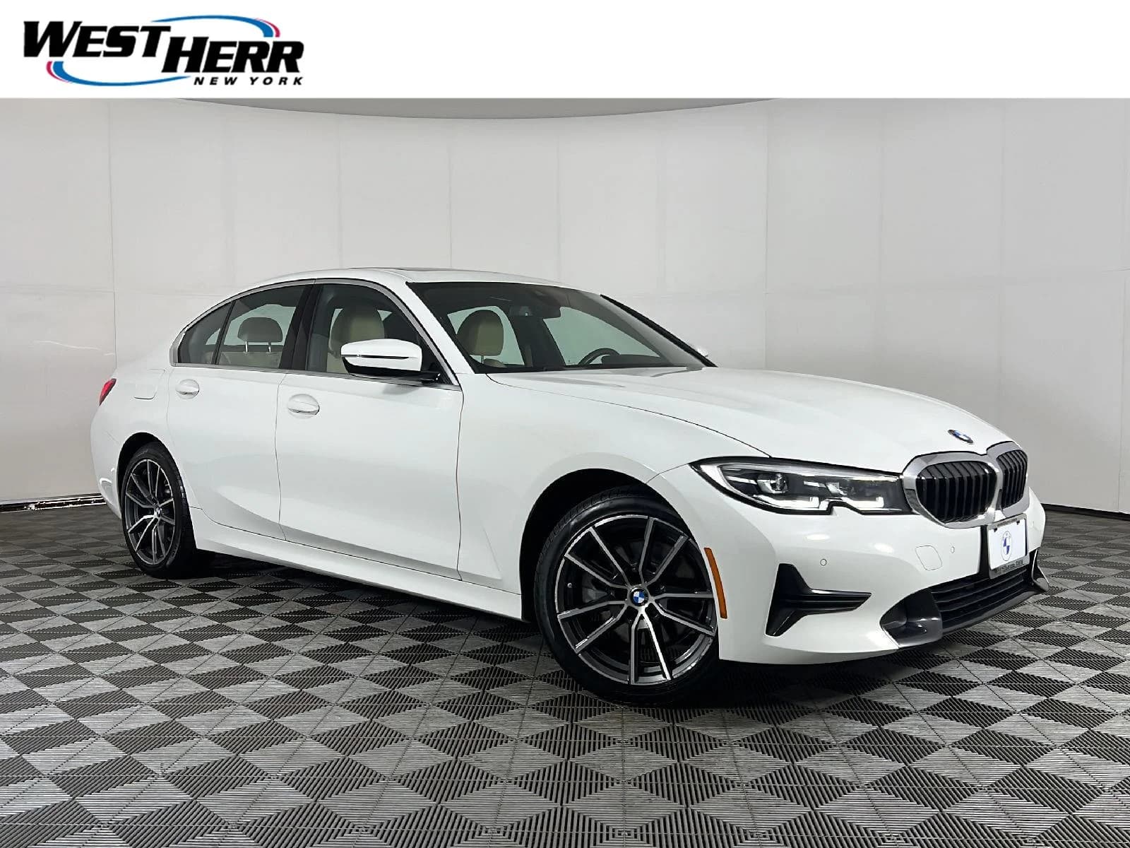 2019 BMW 3 Series 330i xDrive — photo 1 of 29