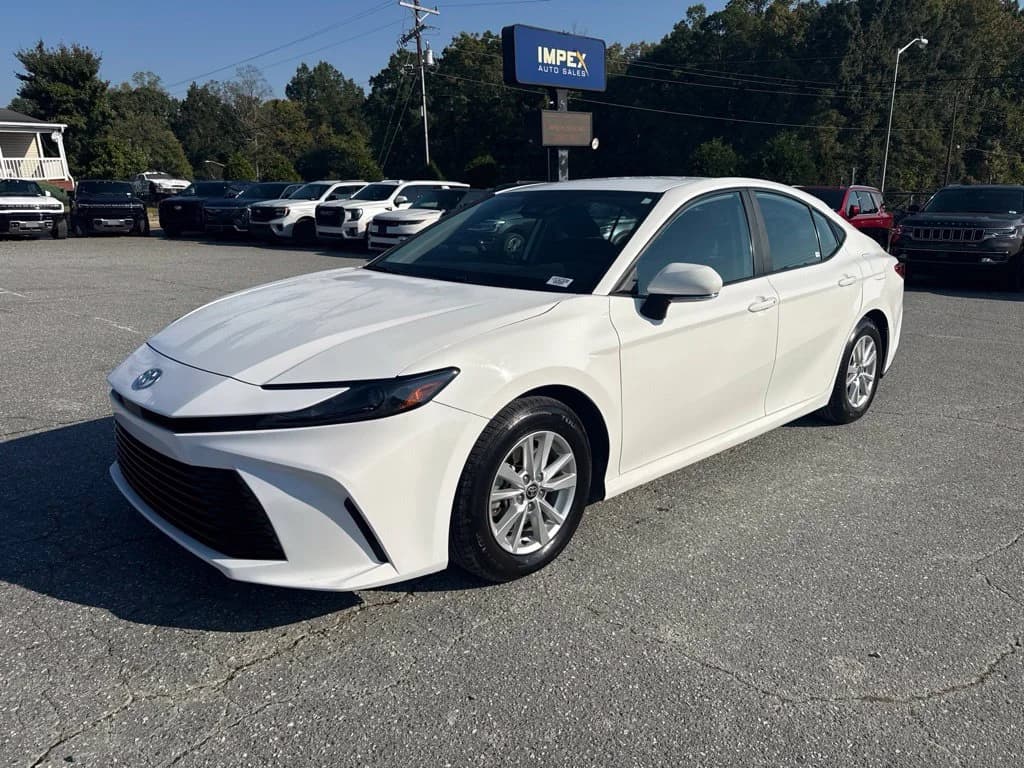 2025 Toyota Camry LE — photo 1 of 33