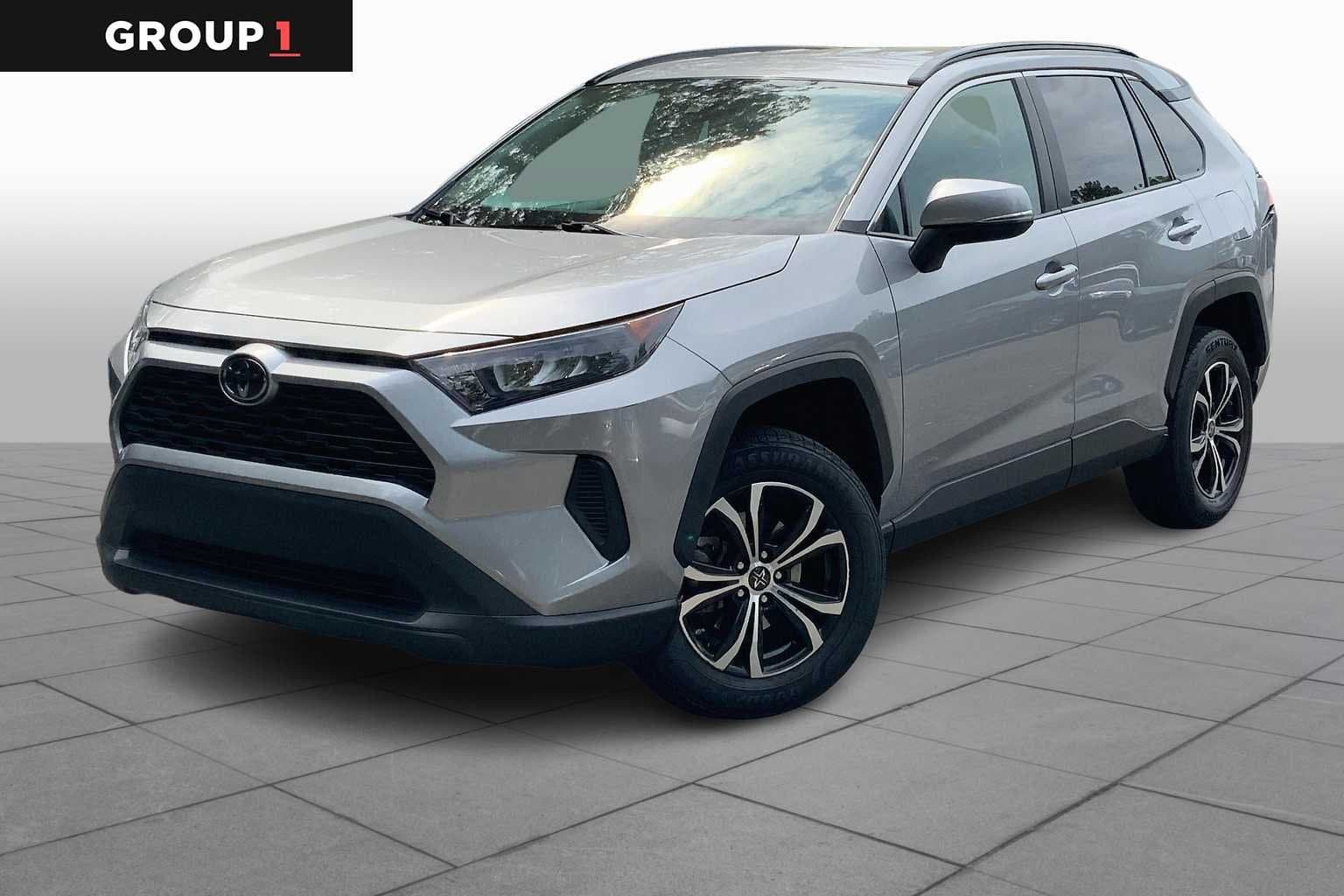 2020 Toyota RAV4 LE — photo 1 of 31