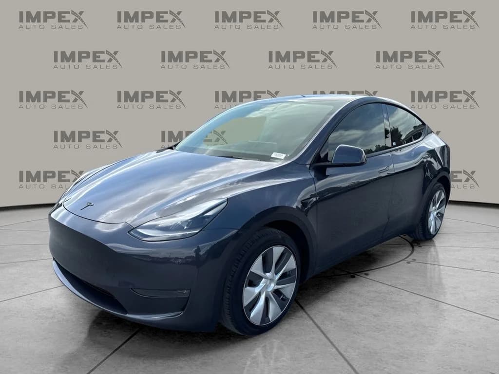 2024 Tesla Model Y Long Range — photo 1 of 38
