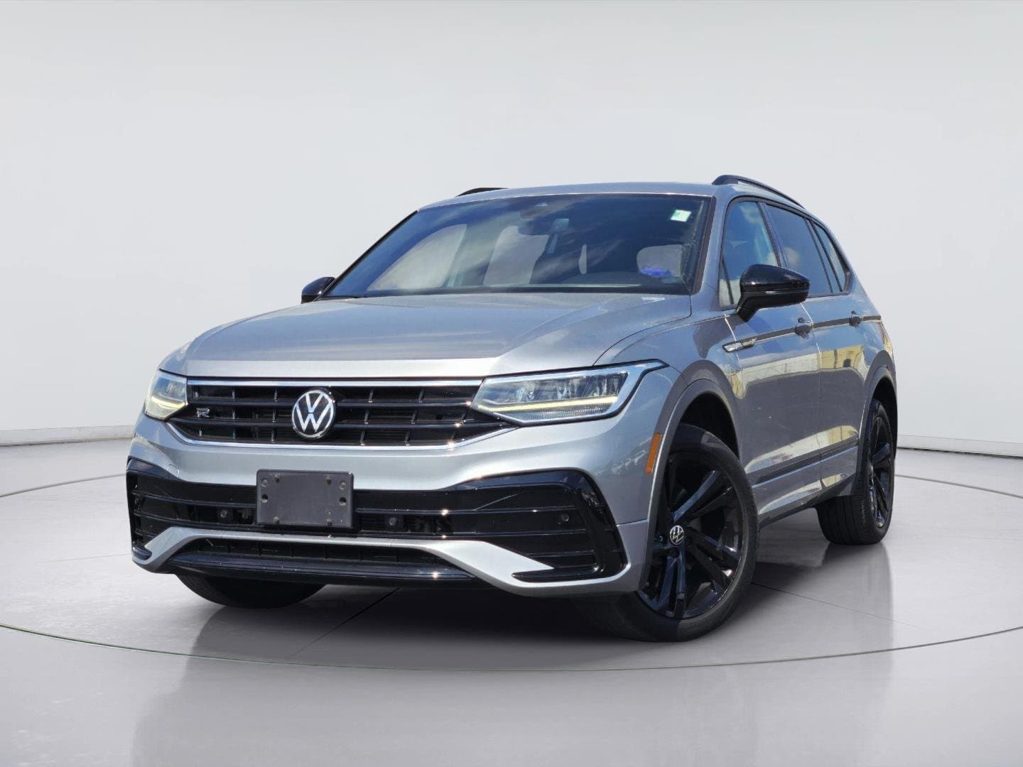 2024 Volkswagen Tiguan SE R-Line Black — photo 1 of 36