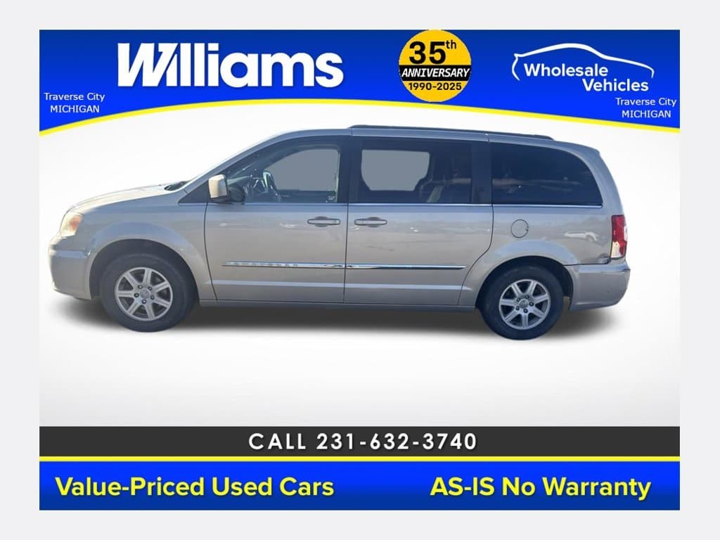 2012 Chrysler Town & Country Touring — photo 1 of 39