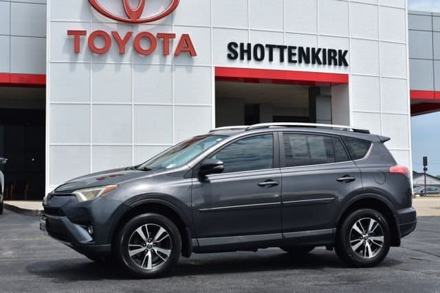 2017 Toyota RAV4 XLE — photo 1 of 33