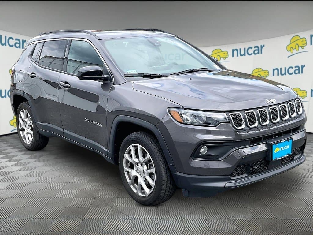 2023 Jeep Compass Latitude Lux — photo 1 of 33