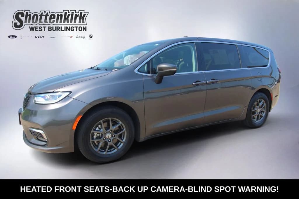 2023 Chrysler Pacifica Touring L — photo 1 of 44