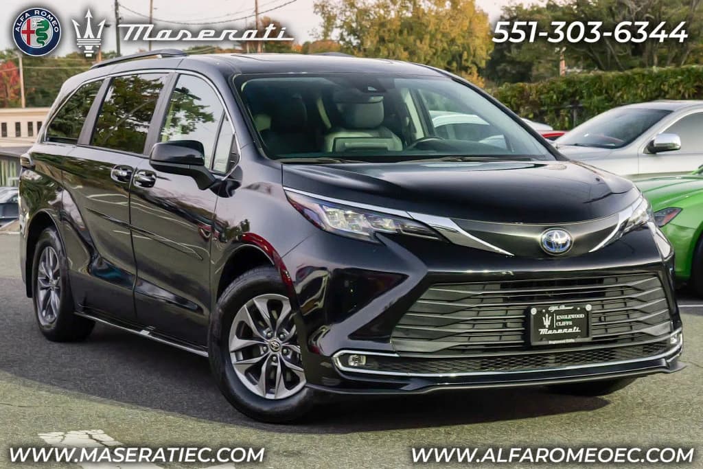 2023 Toyota Sienna XLE — photo 1 of 60