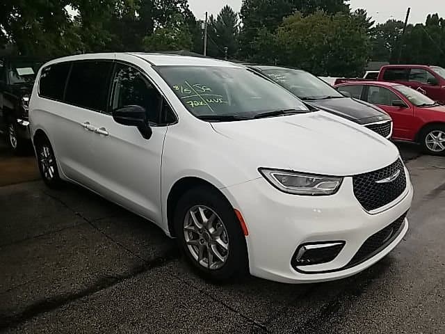2024 Chrysler Pacifica Touring L — photo 1 of 30