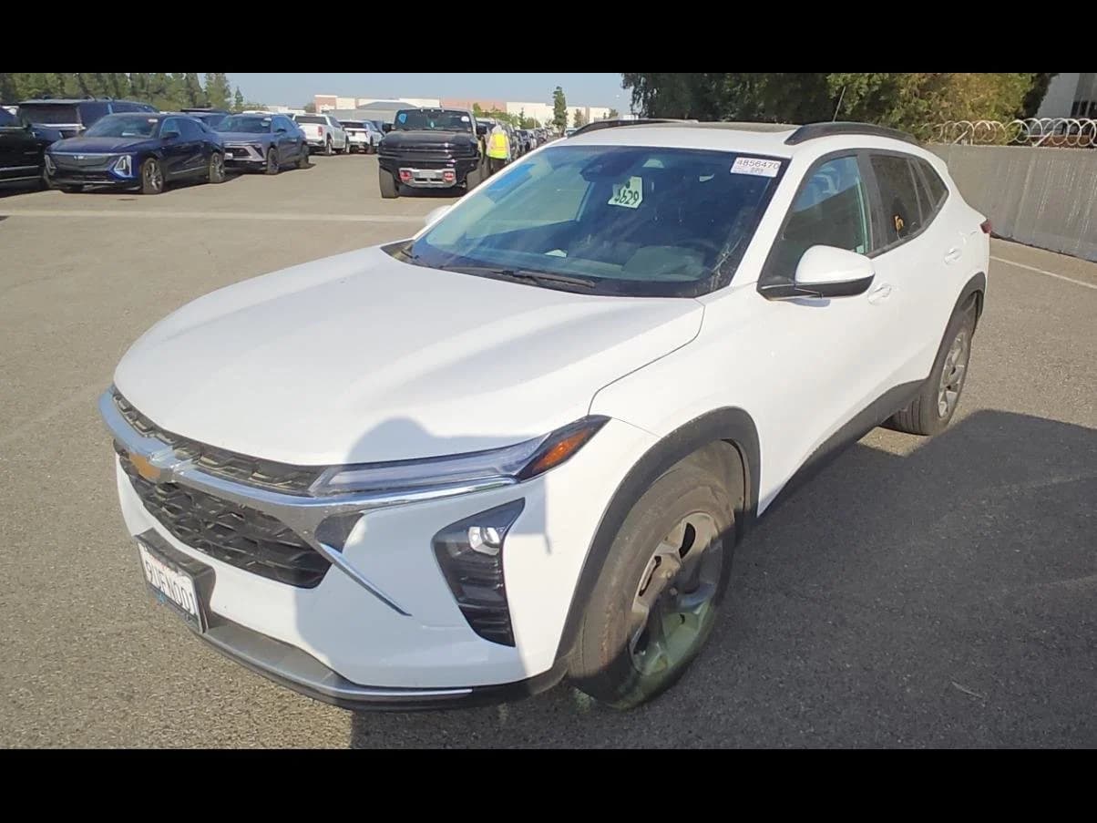 2025 Chevrolet Trax LT — photo 1 of 25