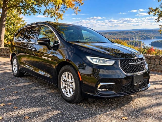 2024 Chrysler Pacifica Touring L — photo 1 of 17