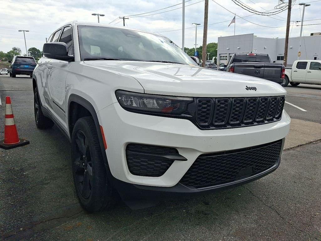 2023 Jeep Grand Cherokee Altitude X — photo 1 of 10