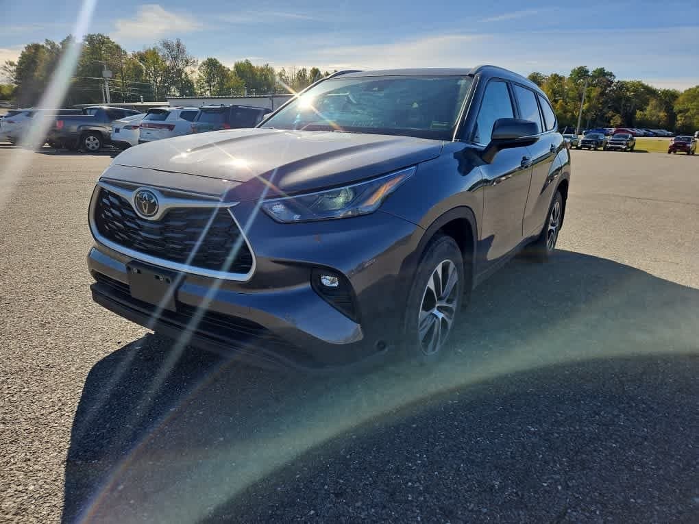 2024 Toyota Highlander XLE — photo 1 of 8