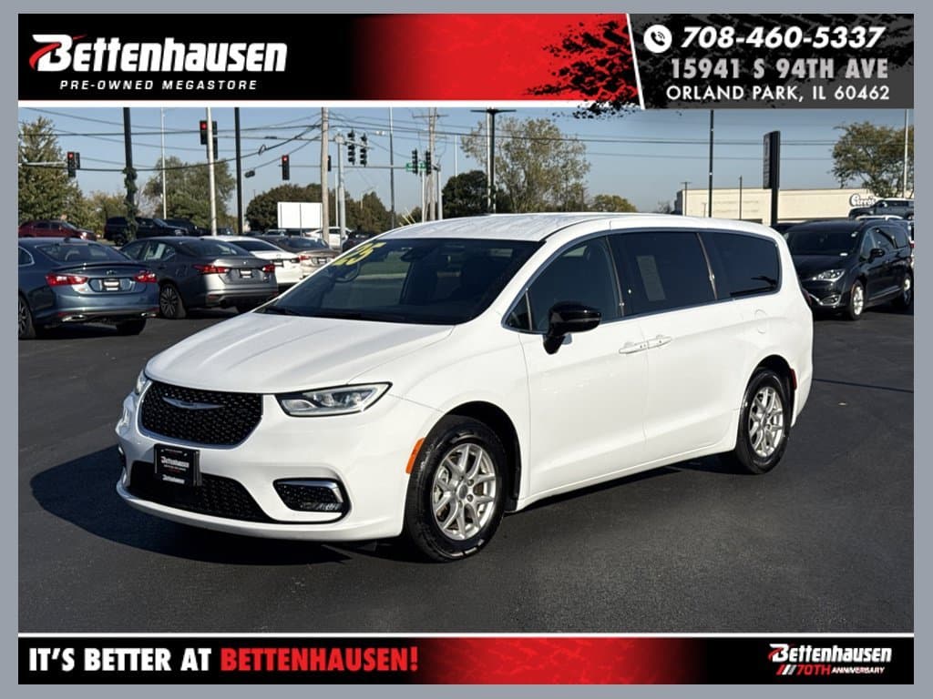2025 Chrysler Pacifica Select — photo 1 of 12
