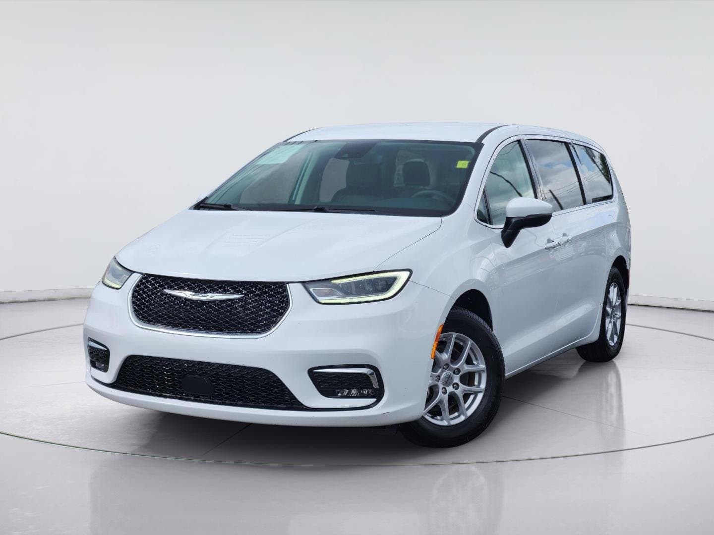 2023 Chrysler Pacifica Touring L — photo 1 of 33