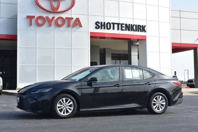 2025 Toyota Camry LE — photo 1 of 33
