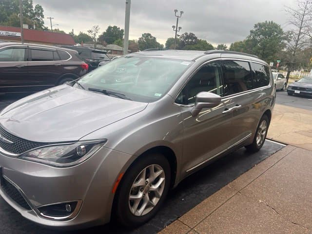 2017 Chrysler Pacifica Touring-L — photo 1 of 10