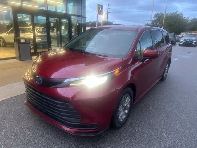 2022 Toyota Sienna LE — photo 1 of 8