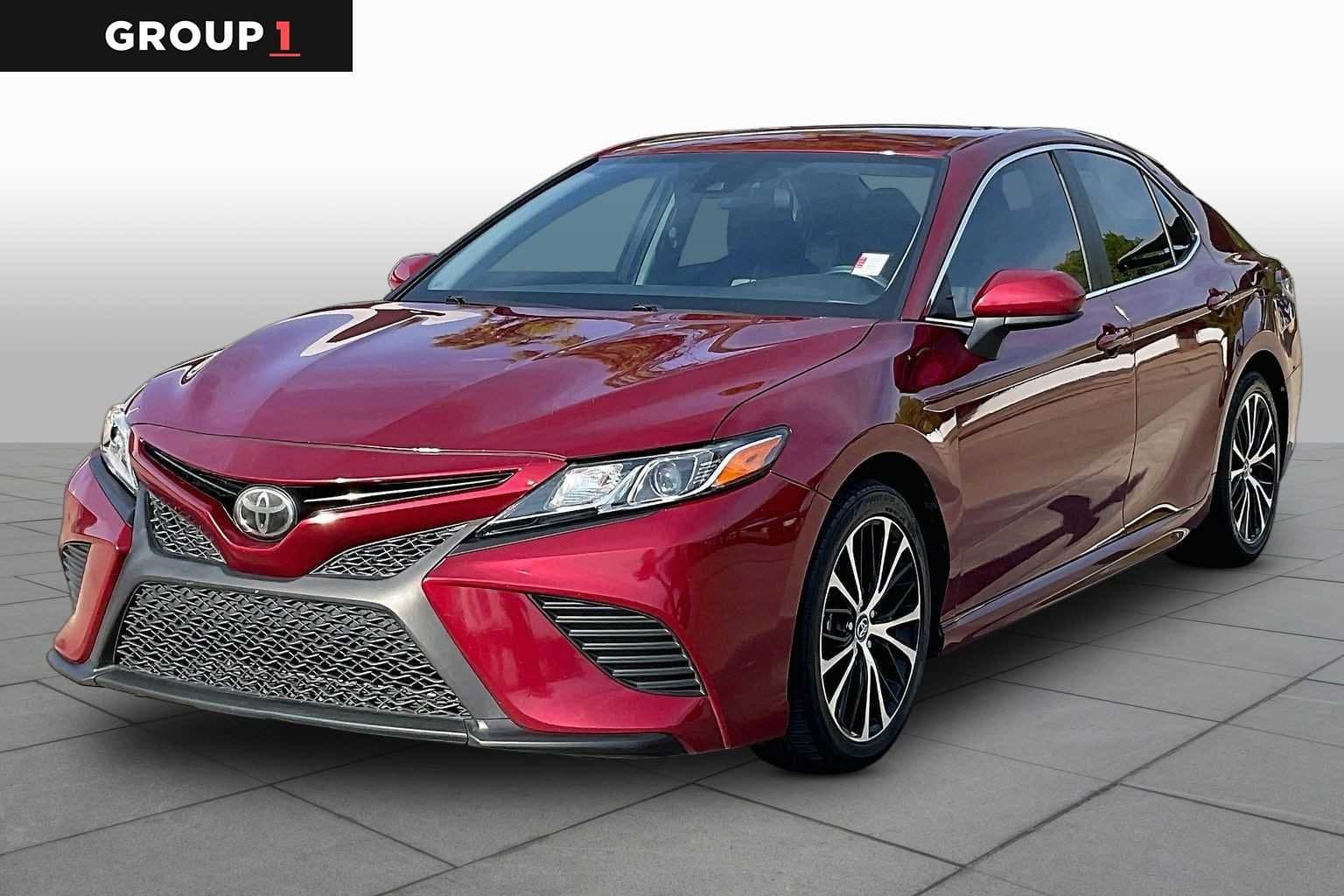 2018 Toyota Camry SE — photo 1 of 34