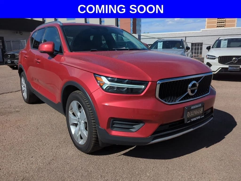 2020 Volvo XC40 Momentum — photo 1 of 12
