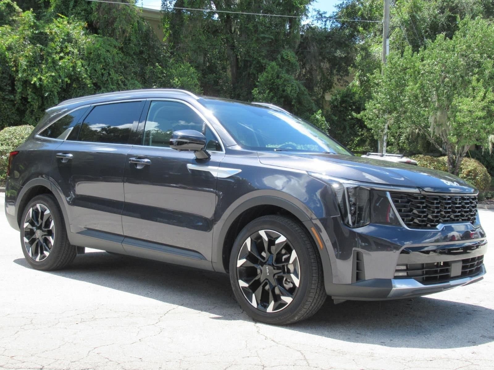 2025 Kia Sorento SX — photo 1 of 11
