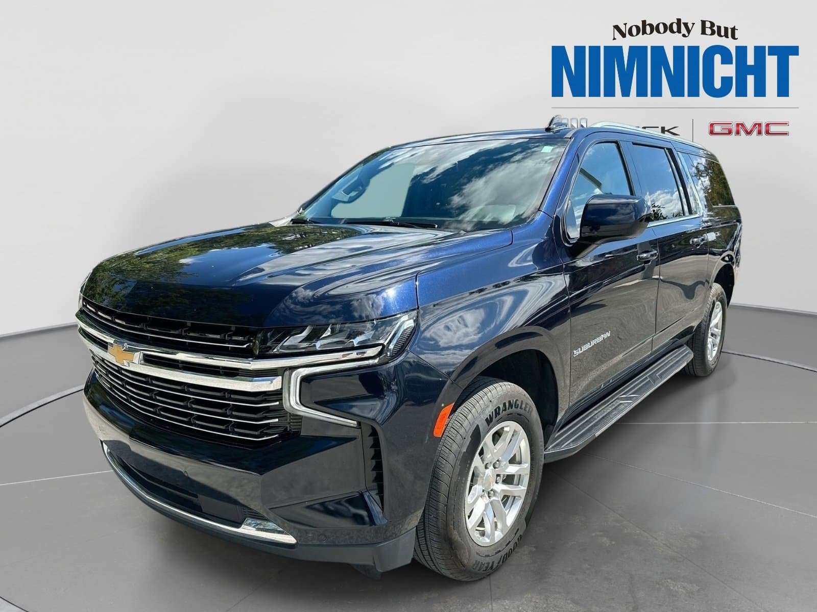 2024 Chevrolet Suburban LT — photo 1 of 4