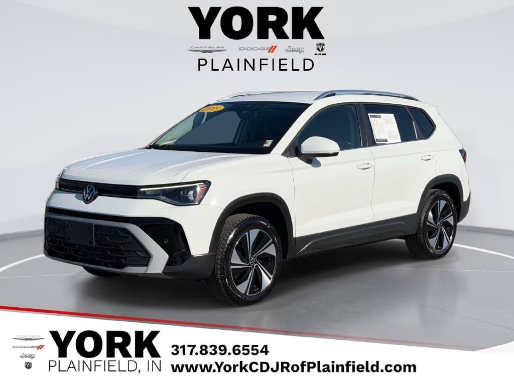 2025 Volkswagen Taos Base — photo 1 of 33