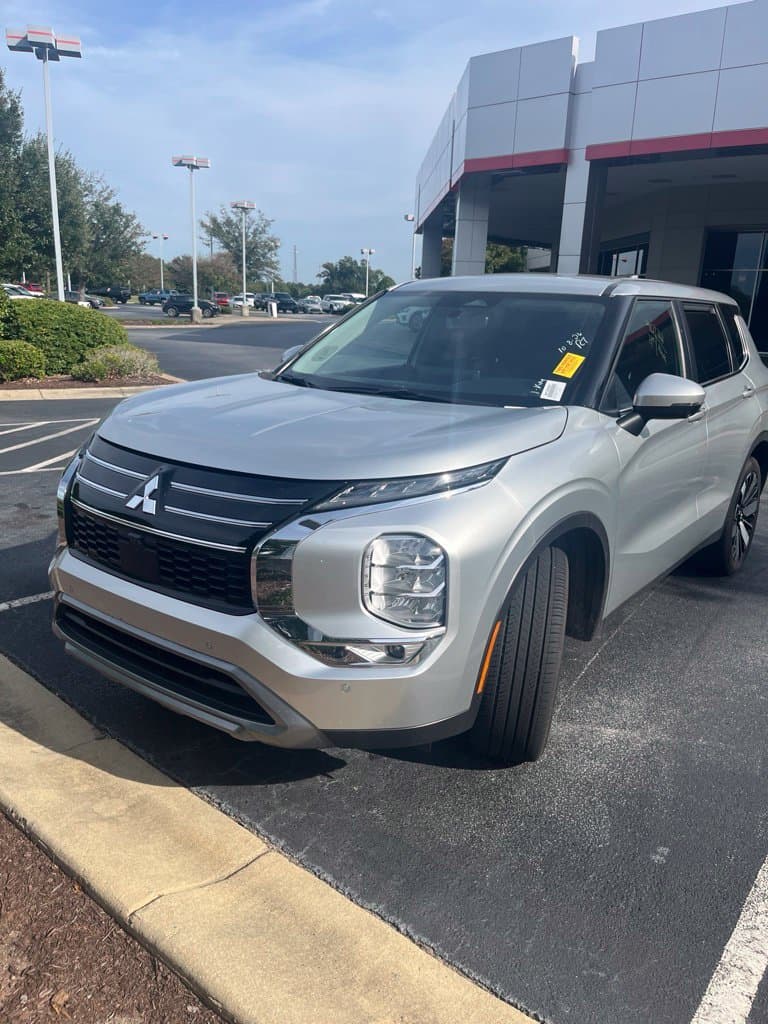 2025 Mitsubishi Outlander SE — photo 1 of 4