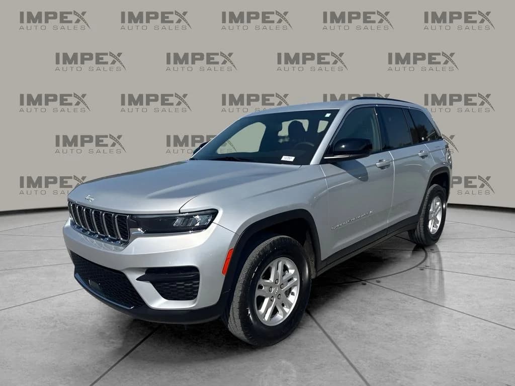 2024 Jeep Grand Cherokee Laredo — photo 1 of 27