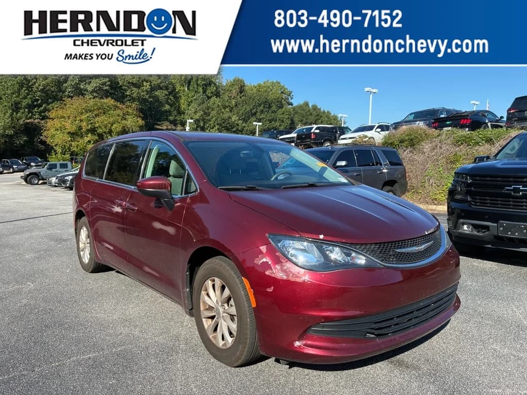 2017 Chrysler Pacifica Touring — photo 1 of 6