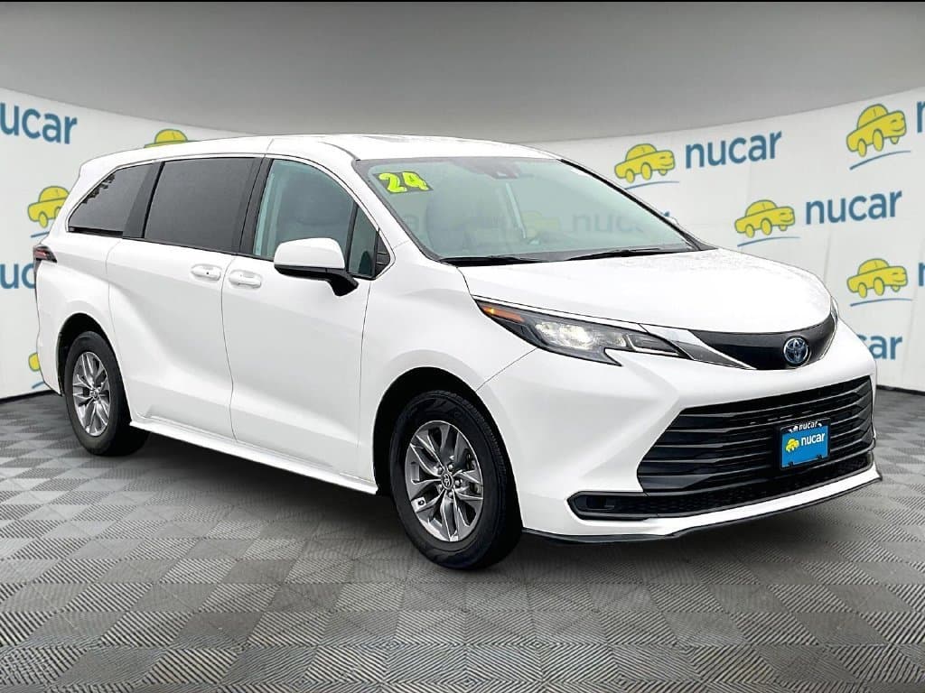 2024 Toyota Sienna LE — photo 1 of 39