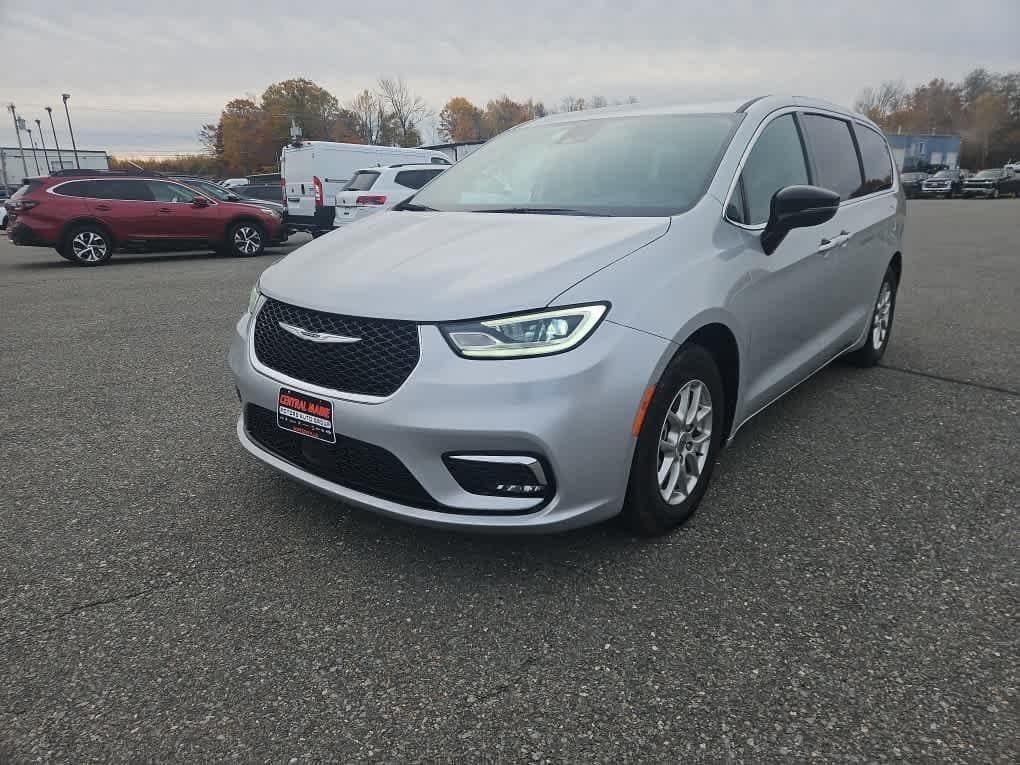 2024 Chrysler Pacifica Touring L — photo 1 of 7