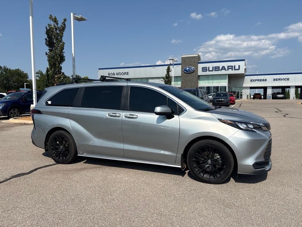 2024 Toyota Sienna LE — photo 1 of 7