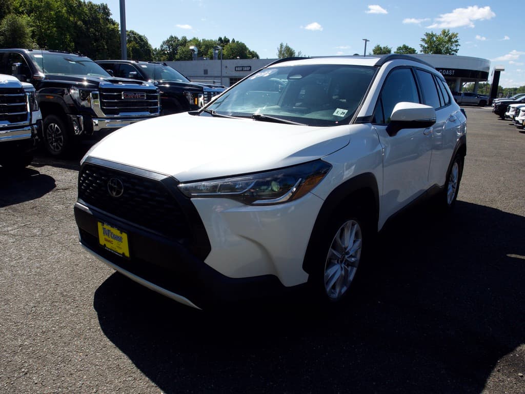 2023 Toyota Corolla Cross LE — photo 1 of 32